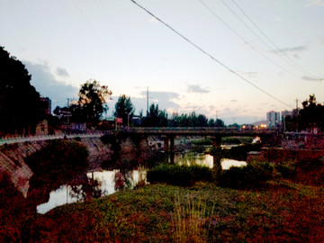 西昌河畔黄昏暮色