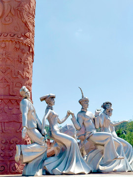 凉山彝族歌舞雕塑