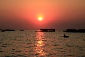 柬埔寨洞比萨湖日落