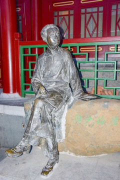 陈少梅雕像