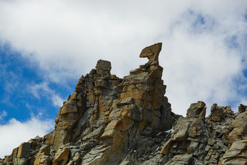 蓝天山峰奇石