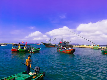 海南岛海上的渔船