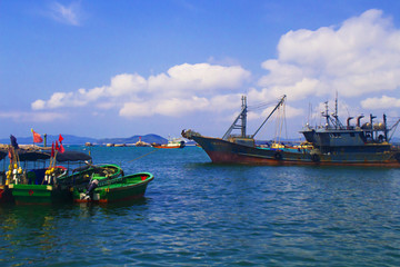 海南岛海上的渔船