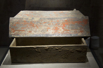 汉代彩绘陶方盒