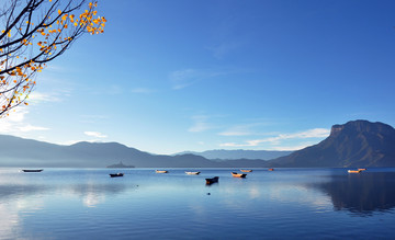 平静湖面
