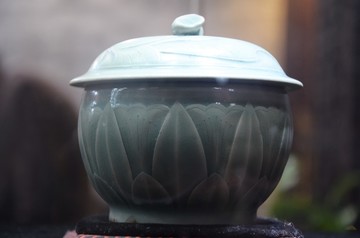 莲花瓷罐