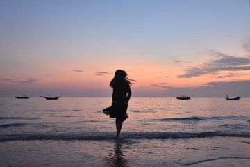 沙滩上跳舞的女孩