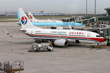 东方航空飞机在天津机场