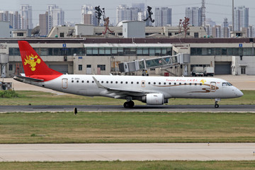 天津航空飞机在天津机场