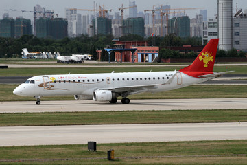 天津航空飞机在天津机场