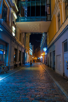 里加老城区夜晚的小巷