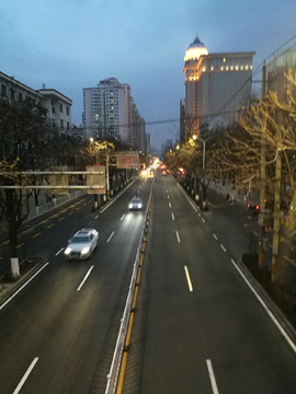 夜幕下的城市道路