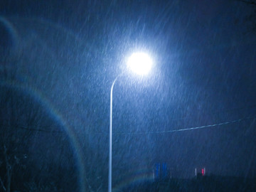 雨雪路灯