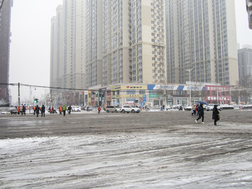 雪后泥泞街道
