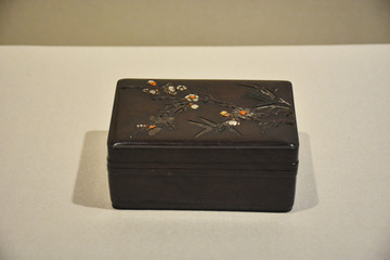 紫檀嵌螺钿梅花长方盒