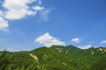 千山古道关山峰山脉与蓝天彩云