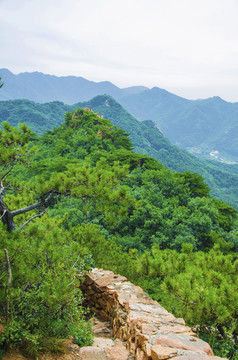 千山唐代古城城墙与群山峰