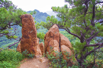 千山唐代古城顶奇石与松树