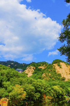 千山龙泉寺华藏世界与云潭山峰