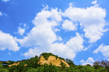 千山云潭龙泉寺群山峰与蓝天彩云