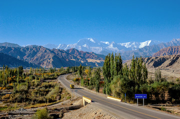 新疆喀什阿依拉尼什雪山