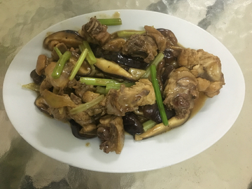 一盘香菇炒鸡肉