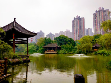 重庆巴国城湖畔风景