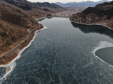 航拍山区冰湖