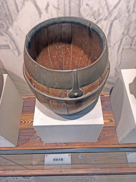 铜箍木桶