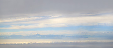 航拍四川龙门山脉及云层全景图