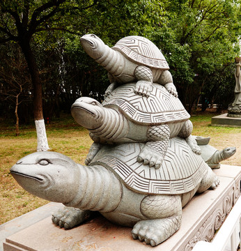 叠罗汉的龟雕塑