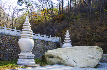 千山香岩寺塔林一侧的两座石塔