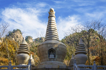 千山香岩寺塔林主佛塔与石塔