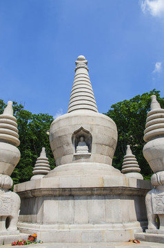 千山香岩寺塔林中的主佛塔