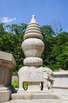 千山香岩寺塔林中的石象驮石塔