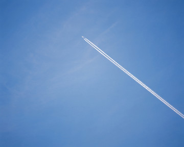 天空中的喷气式飞机