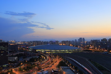 夕阳余晖下的北京南站