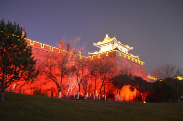 红色霓虹灯下的西安城墙