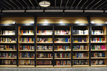 书店内景实木书架书墙