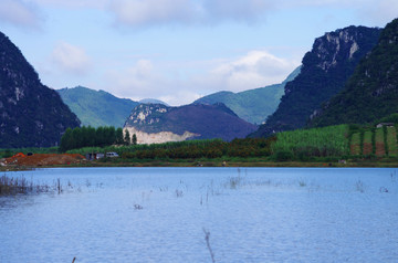 蓝调湖泊风景