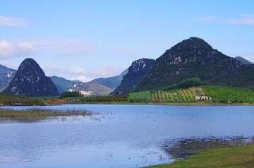 蓝调湖泊风景