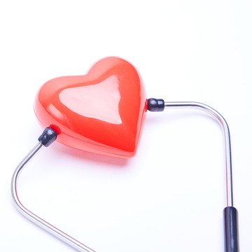 桌子上的红色爱心和听诊器