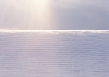 太阳光下的冰雪雪山