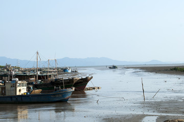 沙滩海与船