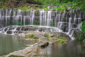 流水岩石瀑布