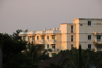 夕阳照在滨海建筑上