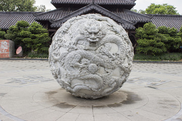 球形盘龙雕塑