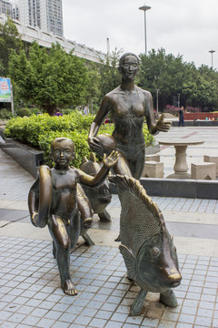 游泳母子和鱼雕像