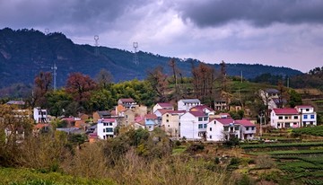 宁静的小山村