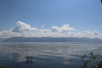 湖面蓝天白云